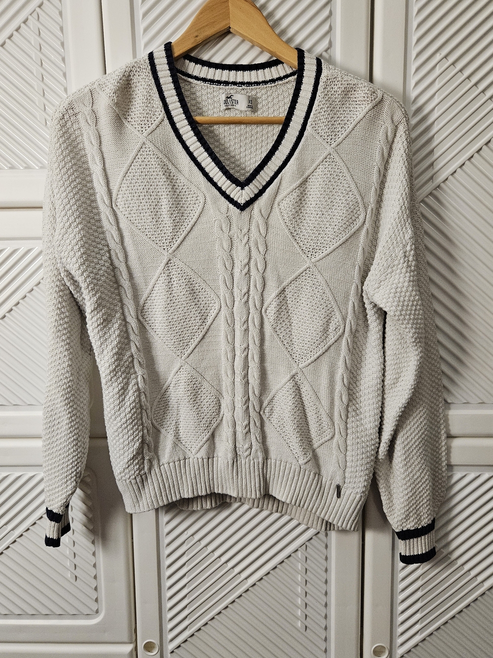 Hollister Cream V-Neck Cable Knit Sweater with Navy Trim